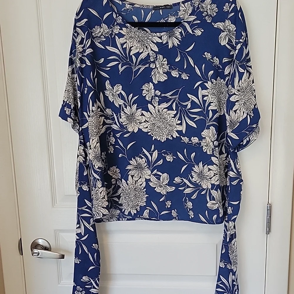 West Kei Blue Floral V-Neck Short Sleeve Blouse - Picture 1 of 3